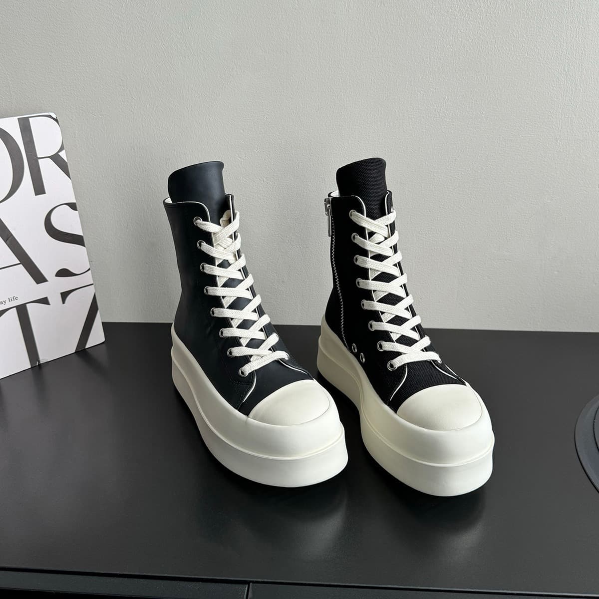 ハイカットスニーカー 脚長効果 スタイリッシュ 美脚 厚底 サイドジップ クッション性 ボリュームソール 目立つ カジュアル