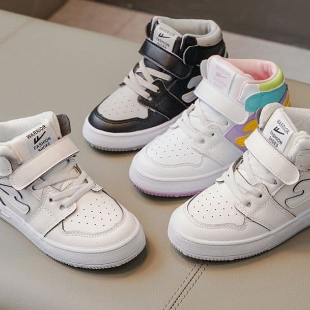 ハイカットスニーカー カジュアル シンプル 可愛い かわいい 目立つ 遊び心 おしゃれ 通気性 履き心地 歩きやすい クッション