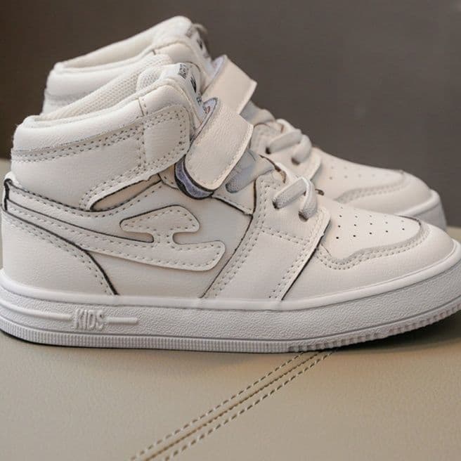 ハイカットスニーカー カジュアル シンプル 可愛い かわいい 目立つ 遊び心 おしゃれ 通気性 履き心地 歩きやすい クッション