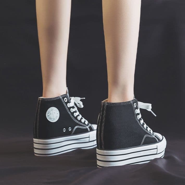 ハイカットスニーカー 脚長効果 厚底靴 ボリュームソール カジュアル シンプル 可愛い デイリーコーデ 伸長効果 歩きやすい クッション