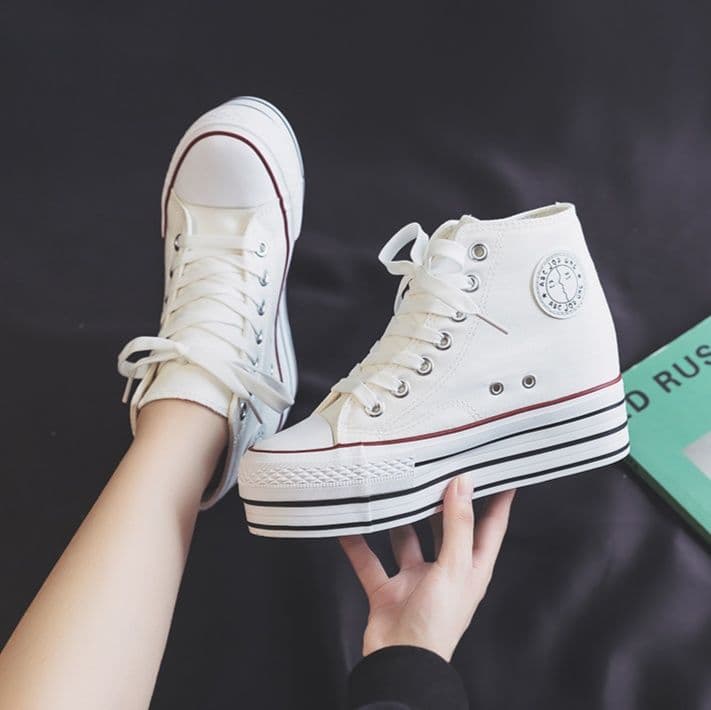 ハイカットスニーカー 脚長効果 厚底靴 ボリュームソール カジュアル シンプル 可愛い デイリーコーデ 伸長効果 歩きやすい クッション