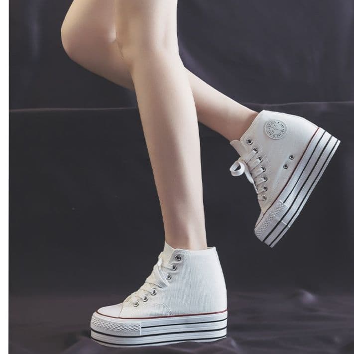 ハイカットスニーカー 脚長効果 厚底靴 ボリュームソール カジュアル シンプル 可愛い デイリーコーデ 伸長効果 歩きやすい クッション