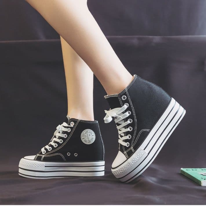 ハイカットスニーカー 脚長効果 厚底靴 ボリュームソール カジュアル シンプル 可愛い デイリーコーデ 伸長効果 歩きやすい クッション