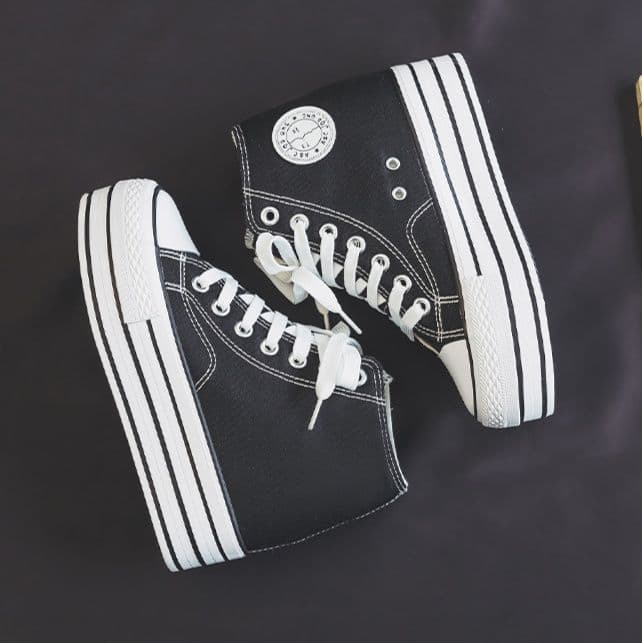 ハイカットスニーカー 脚長効果 厚底靴 ボリュームソール カジュアル シンプル 可愛い デイリーコーデ 伸長効果 歩きやすい クッション