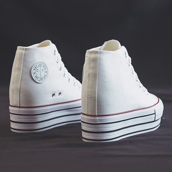 ハイカットスニーカー 脚長効果 厚底靴 ボリュームソール カジュアル シンプル 可愛い デイリーコーデ 伸長効果 歩きやすい クッション