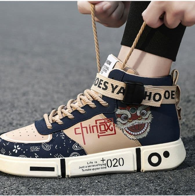 【オリエンタル・モダン】ミッドカットスニーカー グリーン×ベージュ | 龍の精緻な刺繍 漢字グラフィック バックルストラップ仕様 厚底チャンキーソール