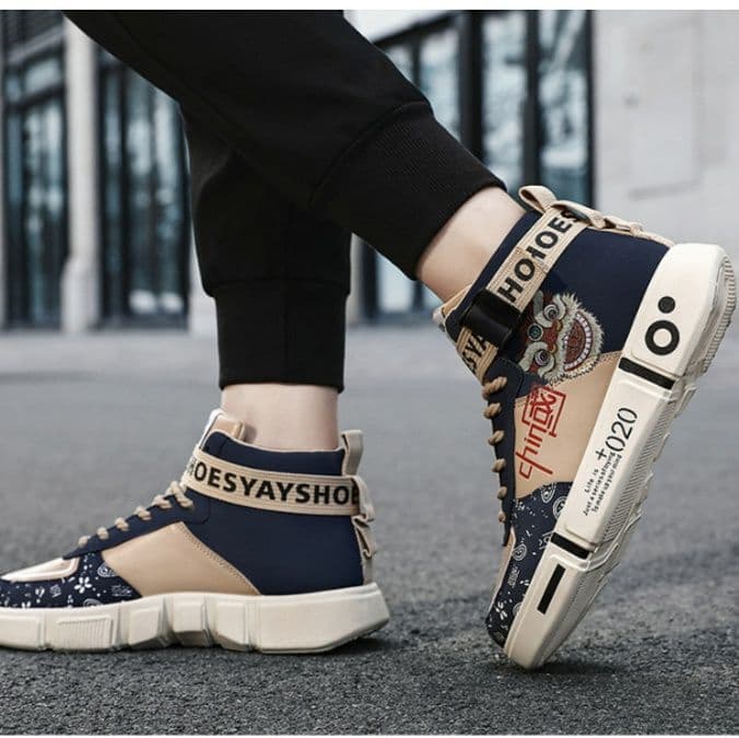 【オリエンタル・モダン】ミッドカットスニーカー グリーン×ベージュ | 龍の精緻な刺繍 漢字グラフィック バックルストラップ仕様 厚底チャンキーソール