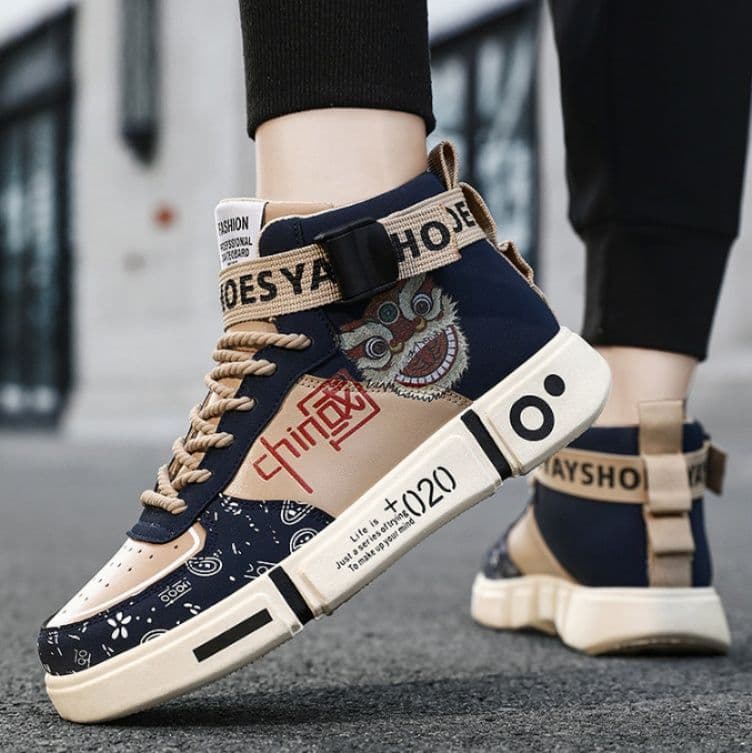 【オリエンタル・モダン】ミッドカットスニーカー グリーン×ベージュ | 龍の精緻な刺繍 漢字グラフィック バックルストラップ仕様 厚底チャンキーソール