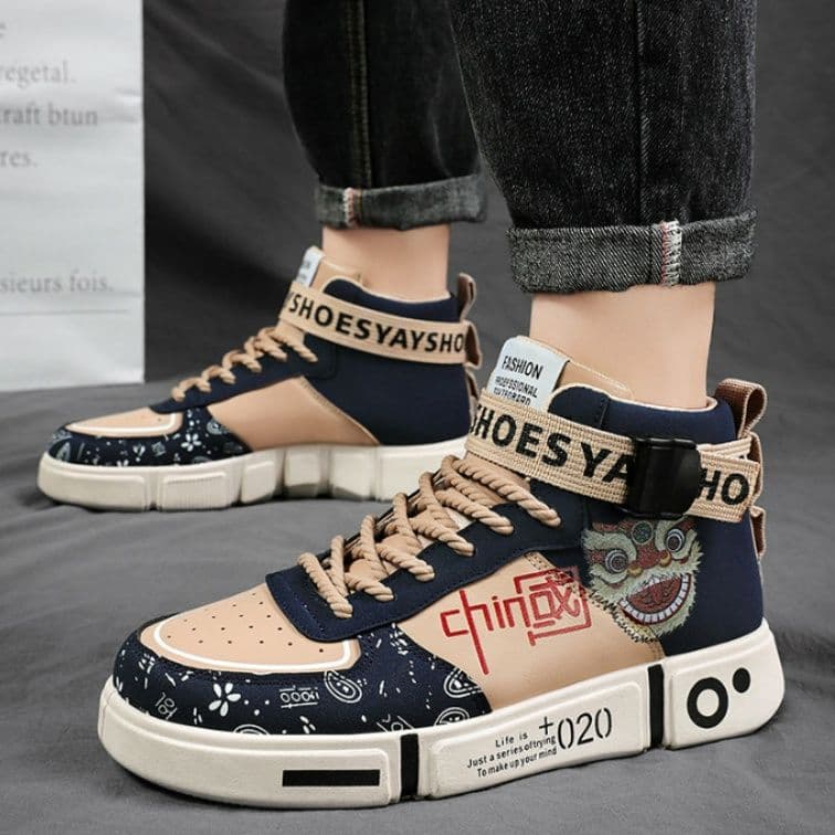 【オリエンタル・モダン】ミッドカットスニーカー グリーン×ベージュ | 龍の精緻な刺繍 漢字グラフィック バックルストラップ仕様 厚底チャンキーソール