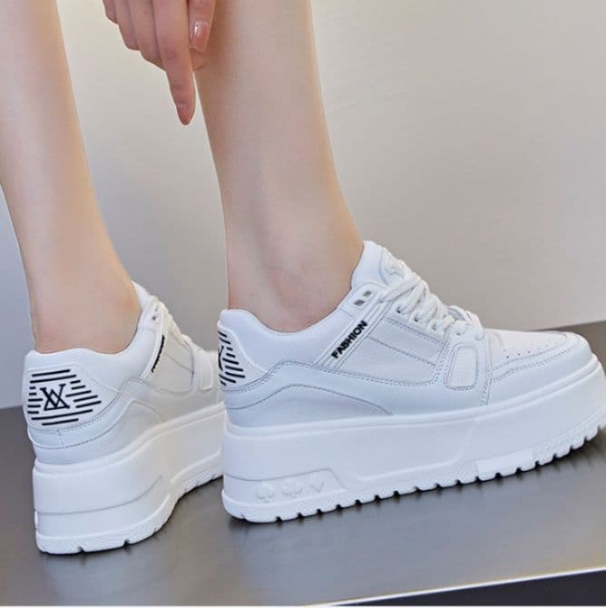 ハイカットスニーカー 厚底デザイン 伸長効果 疲れにくい クッション性 通勤 通学 日常使い デイリーユース 履きやすい 歩きやすい