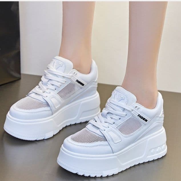 ハイカットスニーカー 厚底デザイン 伸長効果 疲れにくい クッション性 通勤 通学 日常使い デイリーユース 履きやすい 歩きやすい