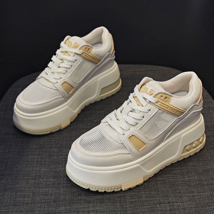 ハイカットスニーカー 厚底デザイン 伸長効果 疲れにくい クッション性 通勤 通学 日常使い デイリーユース 履きやすい 歩きやすい