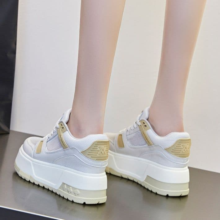 ハイカットスニーカー 厚底デザイン 伸長効果 疲れにくい クッション性 通勤 通学 日常使い デイリーユース 履きやすい 歩きやすい