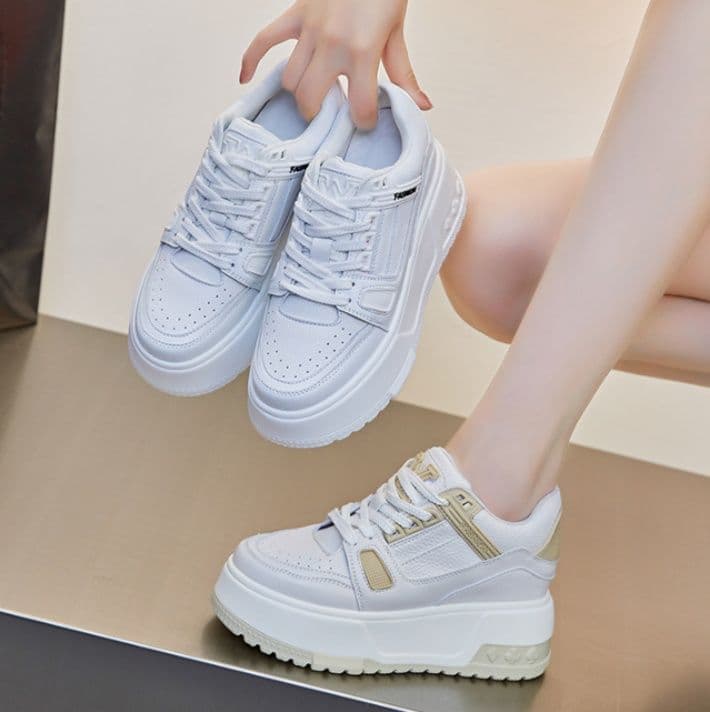 ハイカットスニーカー 厚底デザイン 伸長効果 疲れにくい クッション性 通勤 通学 日常使い デイリーユース 履きやすい 歩きやすい