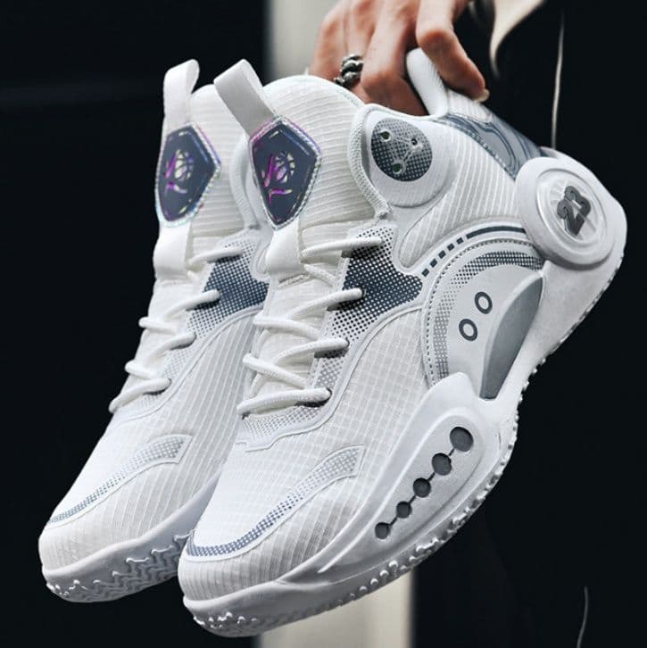 ハイカットスニーカー かっこいい 履きやすい スポーツ カジュアル 通気性 クッション 衝撃吸収 グリップ力 部活 目立つ 疲れにくい