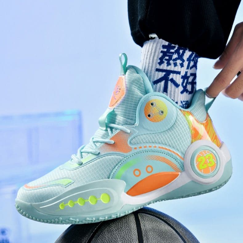 ハイカットスニーカー かっこいい 履きやすい スポーツ カジュアル 通気性 クッション 衝撃吸収 グリップ力 部活 目立つ 疲れにくい