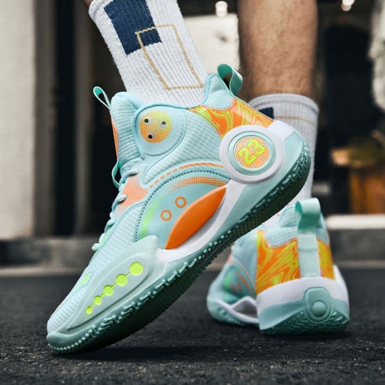 ハイカットスニーカー かっこいい 履きやすい スポーツ カジュアル 通気性 クッション 衝撃吸収 グリップ力 部活 目立つ 疲れにくい