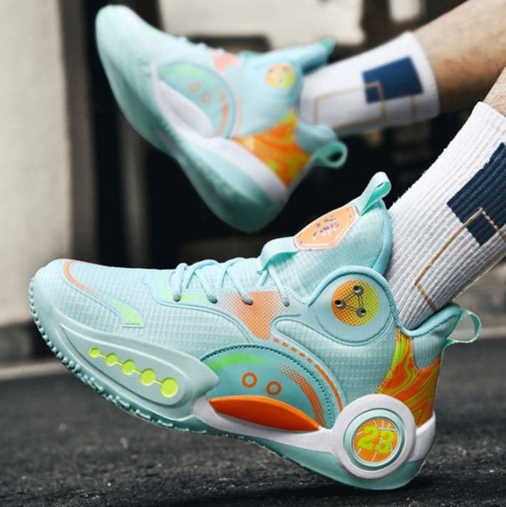 ハイカットスニーカー かっこいい 履きやすい スポーツ カジュアル 通気性 クッション 衝撃吸収 グリップ力 部活 目立つ 疲れにくい