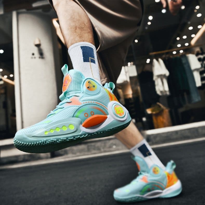 ハイカットスニーカー かっこいい 履きやすい スポーツ カジュアル 通気性 クッション 衝撃吸収 グリップ力 部活 目立つ 疲れにくい