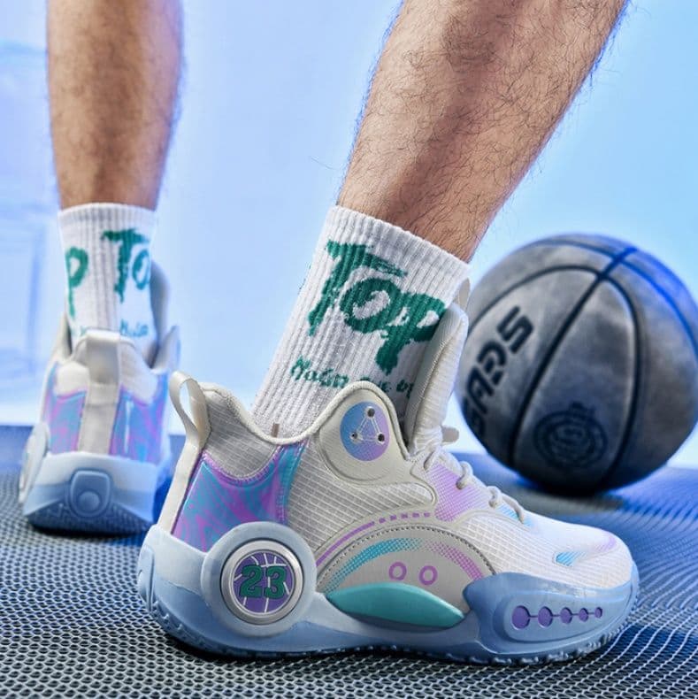 ハイカットスニーカー かっこいい 履きやすい スポーツ カジュアル 通気性 クッション 衝撃吸収 グリップ力 部活 目立つ 疲れにくい