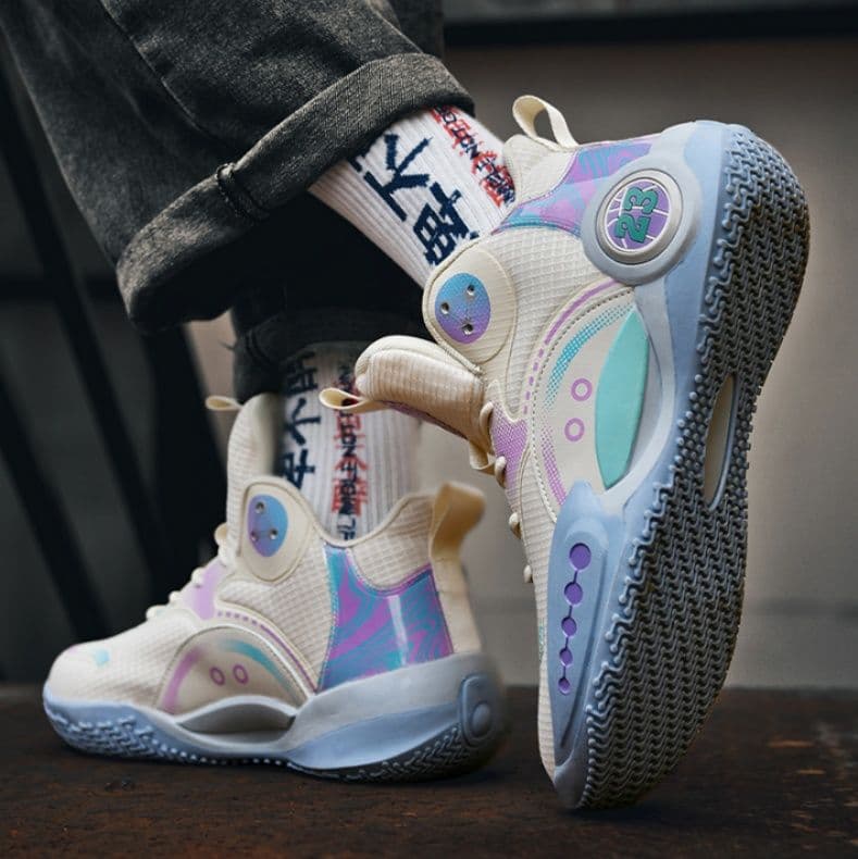 ハイカットスニーカー かっこいい 履きやすい スポーツ カジュアル 通気性 クッション 衝撃吸収 グリップ力 部活 目立つ 疲れにくい