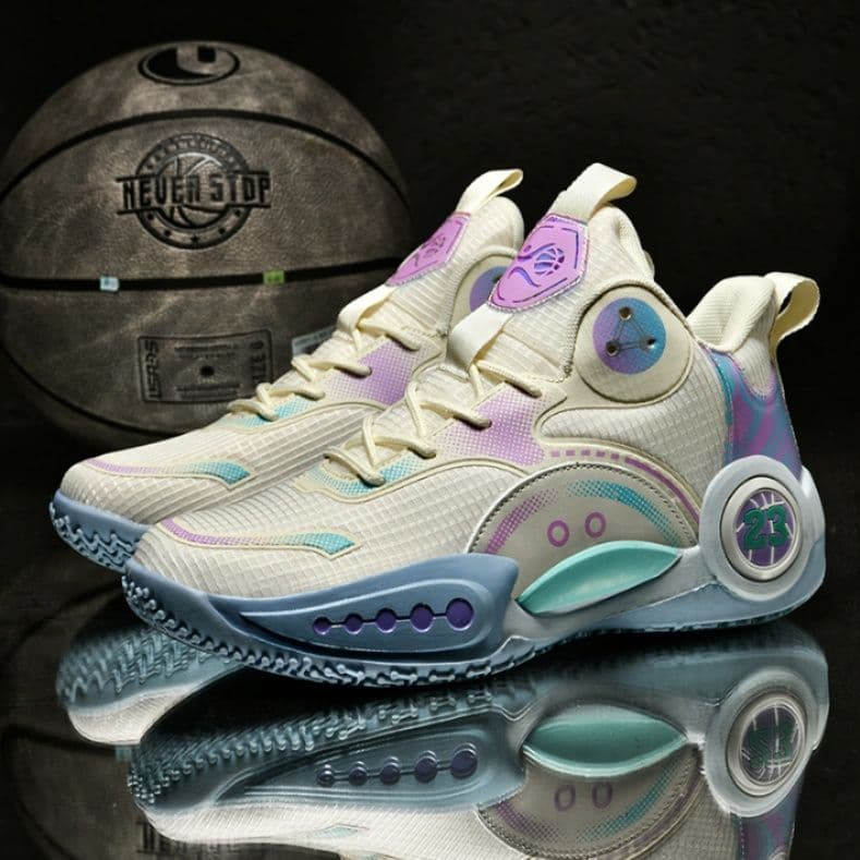 ハイカットスニーカー かっこいい 履きやすい スポーツ カジュアル 通気性 クッション 衝撃吸収 グリップ力 部活 目立つ 疲れにくい