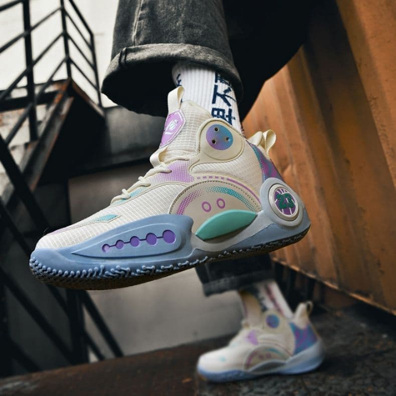 ハイカットスニーカー かっこいい 履きやすい スポーツ カジュアル 通気性 クッション 衝撃吸収 グリップ力 部活 目立つ 疲れにくい