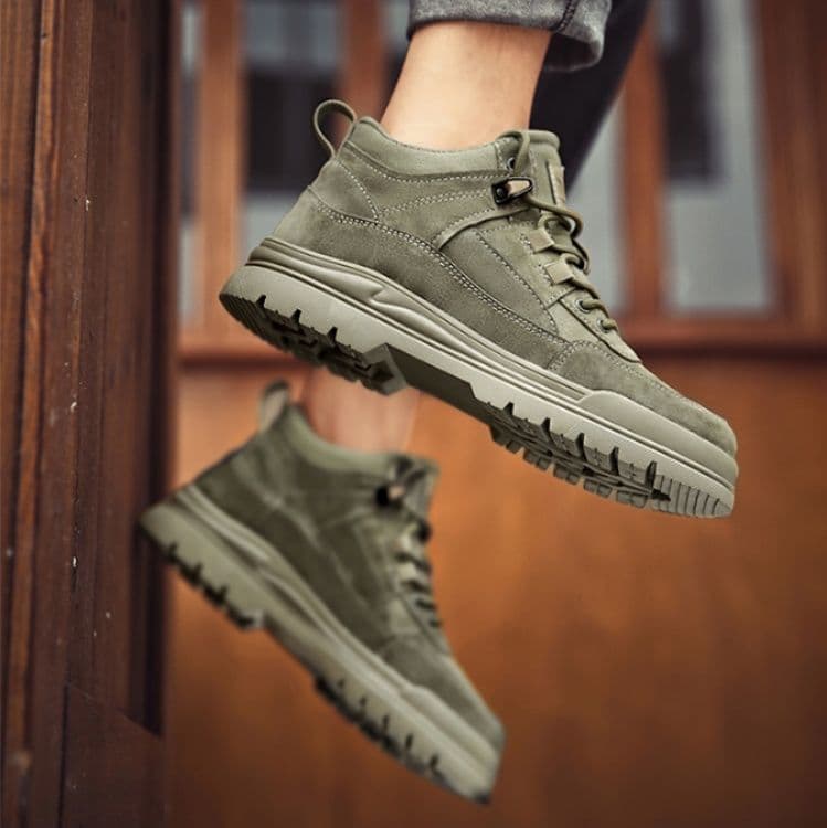 ハイカットスニーカー スエード調 耐久性 厚底ソール 日常使い アウトドア クッション性 グリップ力 スタイリッシュ レースアップデザイン