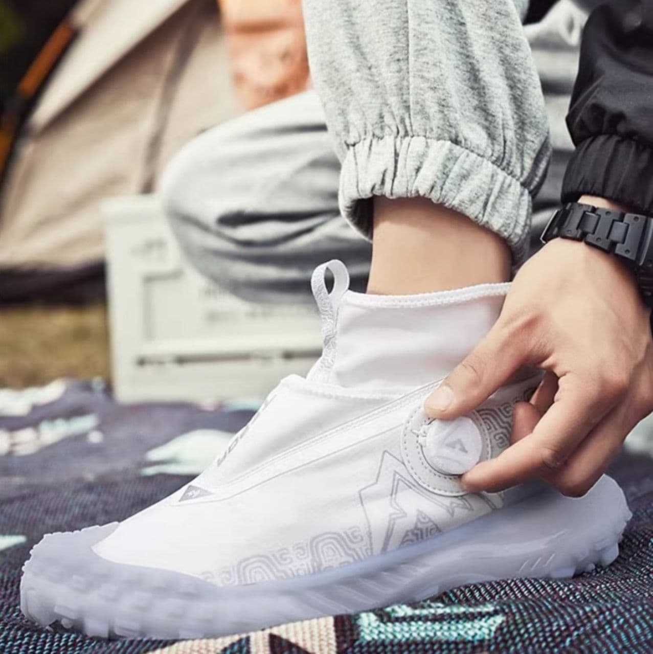 【次世代の履き心地】未来派 ダイヤル式ハイテクスニーカー ホワイト | 着脱スムーズ テックウェア 氷上デザイン