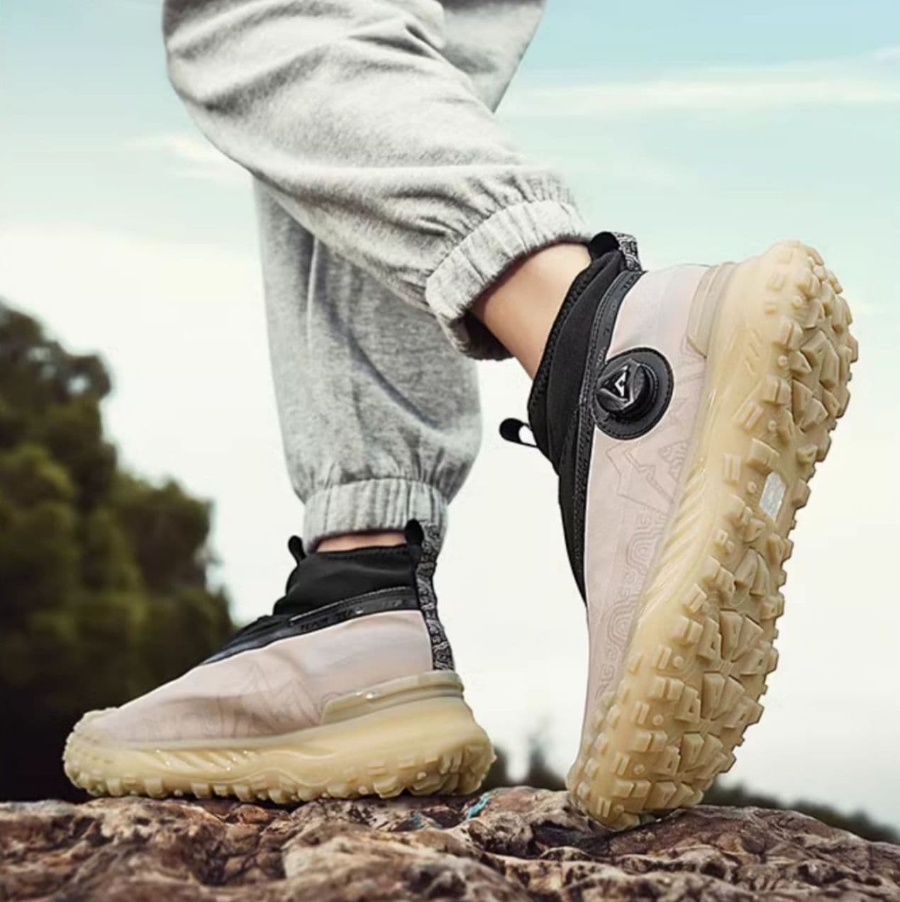 【次世代の履き心地】未来派 ダイヤル式ハイテクスニーカー ホワイト | 着脱スムーズ テックウェア 氷上デザイン