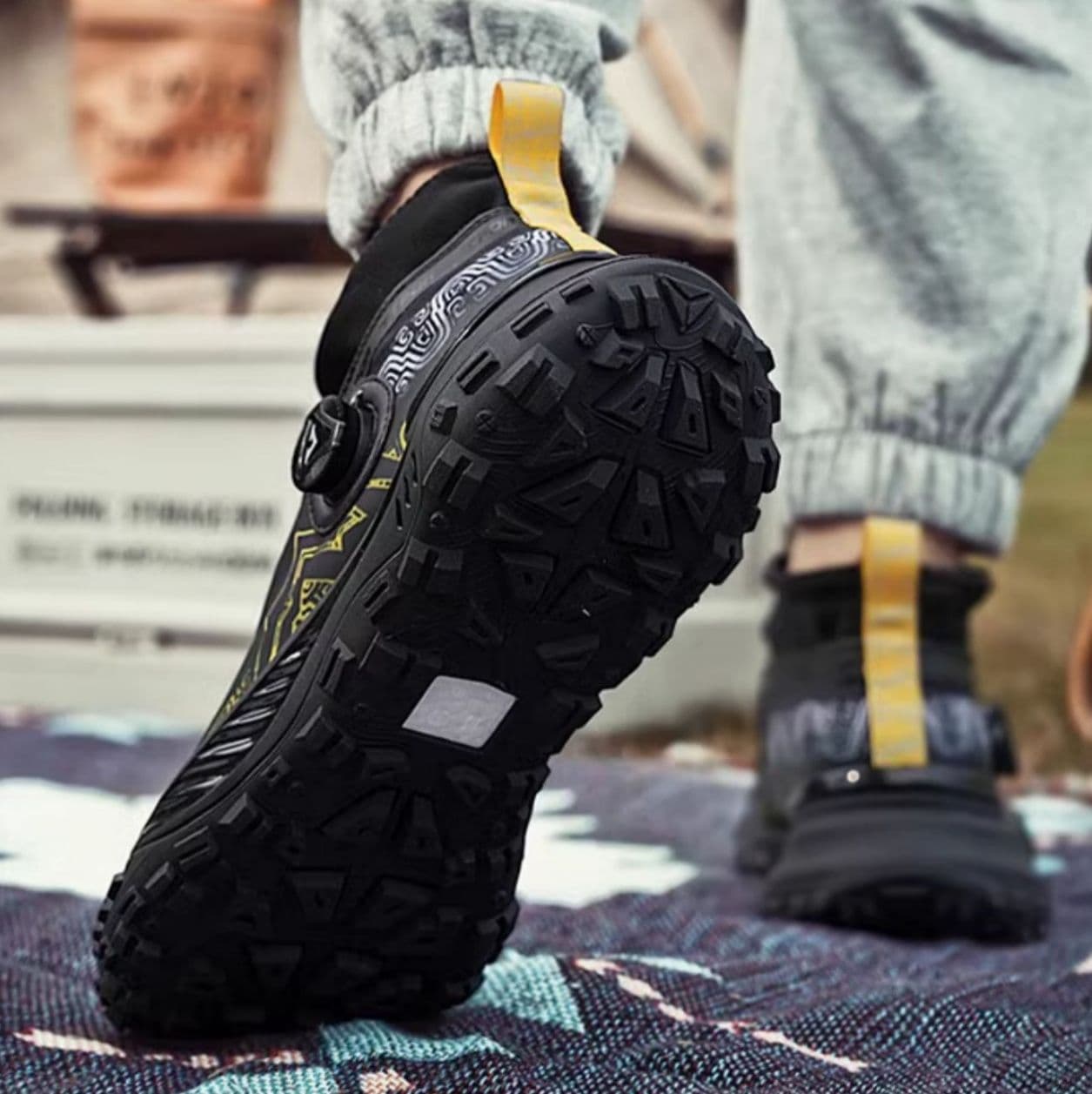 【次世代の履き心地】未来派 ダイヤル式ハイテクスニーカー ホワイト | 着脱スムーズ テックウェア 氷上デザイン