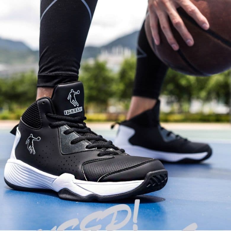 ハイカットスニーカー バスケットボール 高機能 スポーツ 機能性 メッシュ素材 履き心地 安定性 軽量 グリップ力 通気性 かっこいい