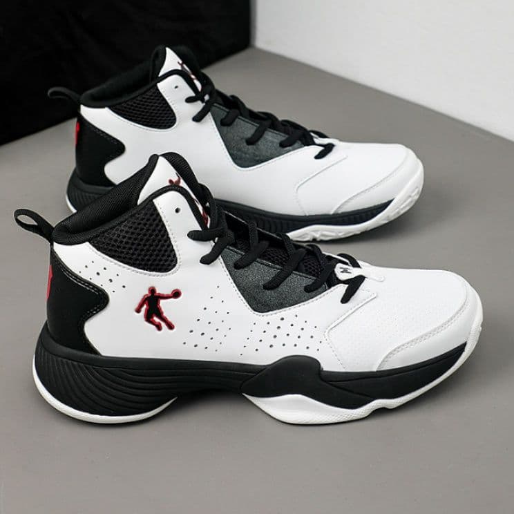 ハイカットスニーカー バスケットボール 高機能 スポーツ 機能性 メッシュ素材 履き心地 安定性 軽量 グリップ力 通気性 かっこいい