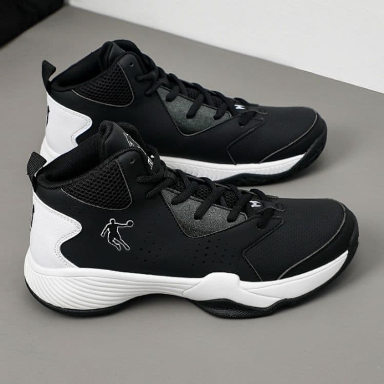 ハイカットスニーカー バスケットボール 高機能 スポーツ 機能性 メッシュ素材 履き心地 安定性 軽量 グリップ力 通気性 かっこいい