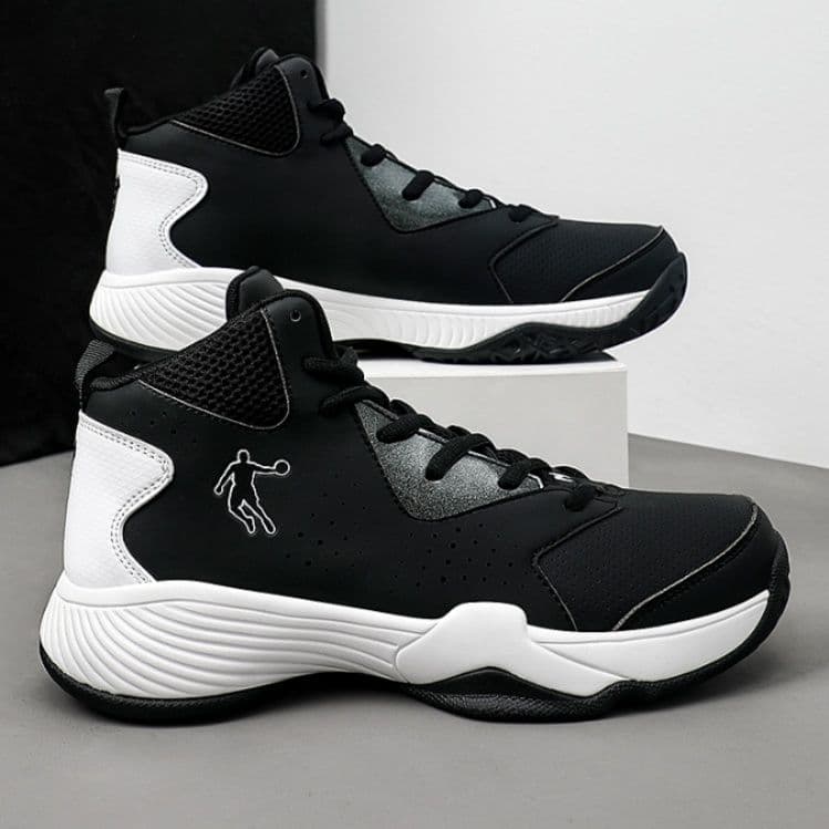 ハイカットスニーカー バスケットボール 高機能 スポーツ 機能性 メッシュ素材 履き心地 安定性 軽量 グリップ力 通気性 かっこいい