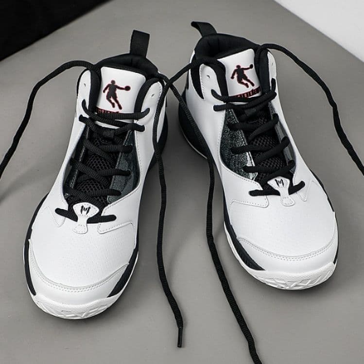 ハイカットスニーカー バスケットボール 高機能 スポーツ 機能性 メッシュ素材 履き心地 安定性 軽量 グリップ力 通気性 かっこいい