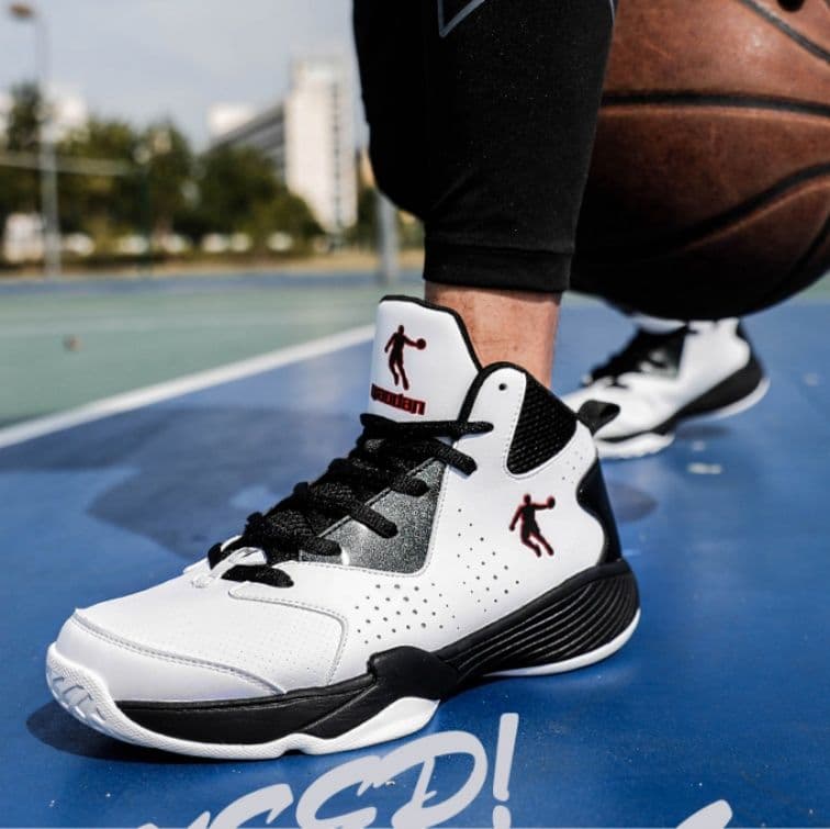 ハイカットスニーカー バスケットボール 高機能 スポーツ 機能性 メッシュ素材 履き心地 安定性 軽量 グリップ力 通気性 かっこいい