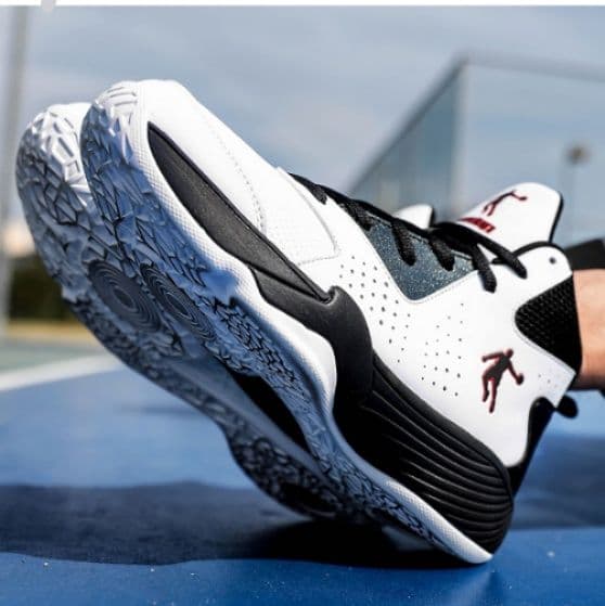 ハイカットスニーカー バスケットボール 高機能 スポーツ 機能性 メッシュ素材 履き心地 安定性 軽量 グリップ力 通気性 かっこいい