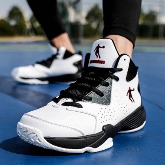 ハイカットスニーカー バスケットボール 高機能 スポーツ 機能性 メッシュ素材 履き心地 安定性 軽量 グリップ力 通気性 かっこいい