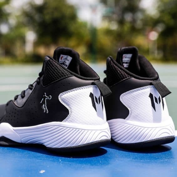 ハイカットスニーカー バスケットボール 高機能 スポーツ 機能性 メッシュ素材 履き心地 安定性 軽量 グリップ力 通気性 かっこいい