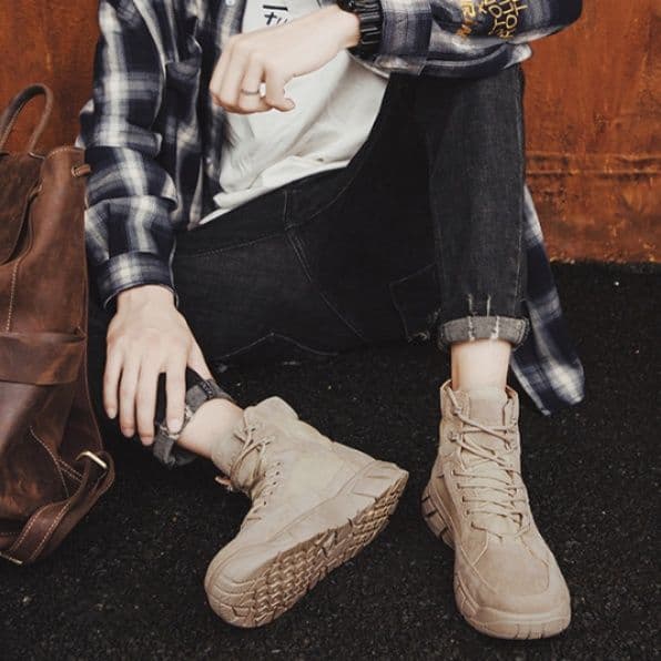 ハイカットスニーカー アウトドア 耐久性 グリップ力 厚底ソール 軽量設計 カジュアルコーデ かっこいい 目立つ 登山 トレッキング