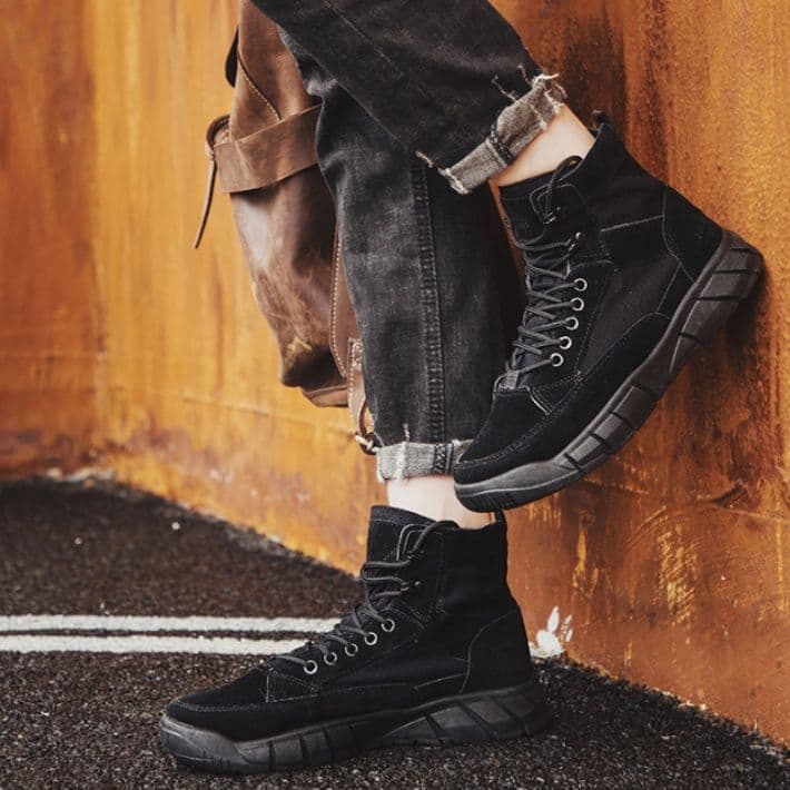 ハイカットスニーカー アウトドア 耐久性 グリップ力 厚底ソール 軽量設計 カジュアルコーデ かっこいい 目立つ 登山 トレッキング