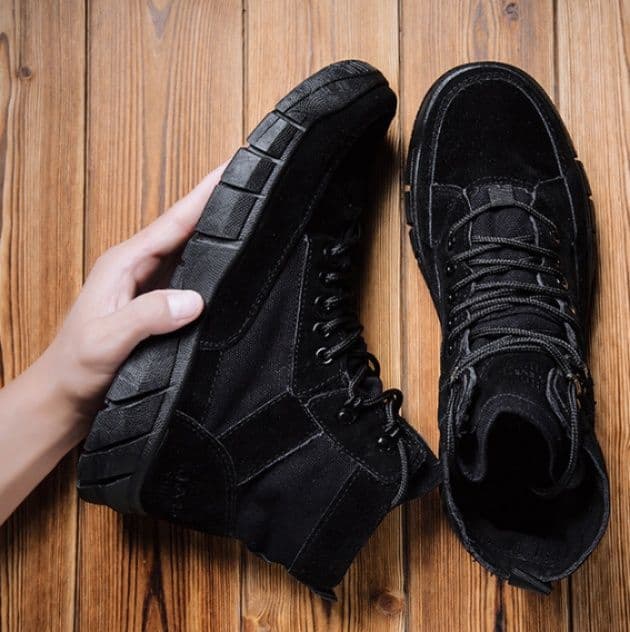 ハイカットスニーカー アウトドア 耐久性 グリップ力 厚底ソール 軽量設計 カジュアルコーデ かっこいい 目立つ 登山 トレッキング