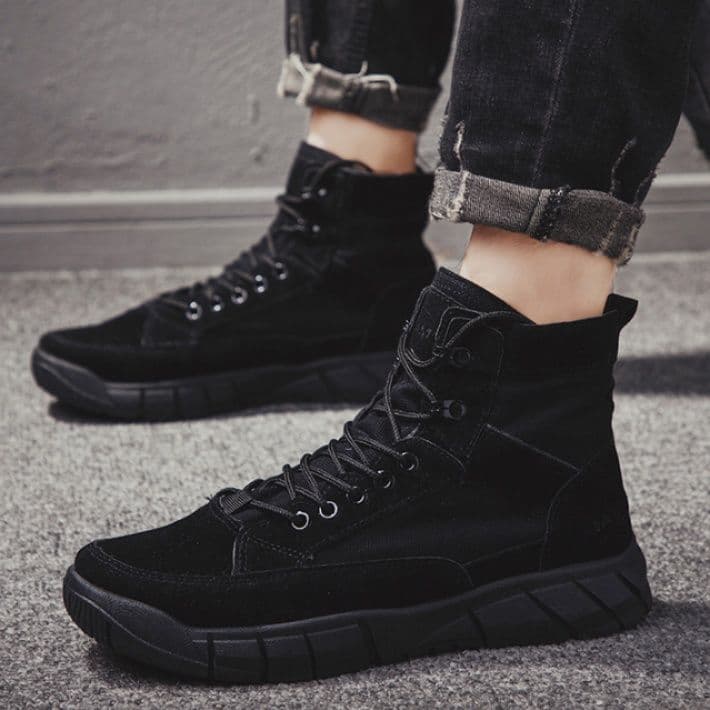 ハイカットスニーカー アウトドア 耐久性 グリップ力 厚底ソール 軽量設計 カジュアルコーデ かっこいい 目立つ 登山 トレッキング