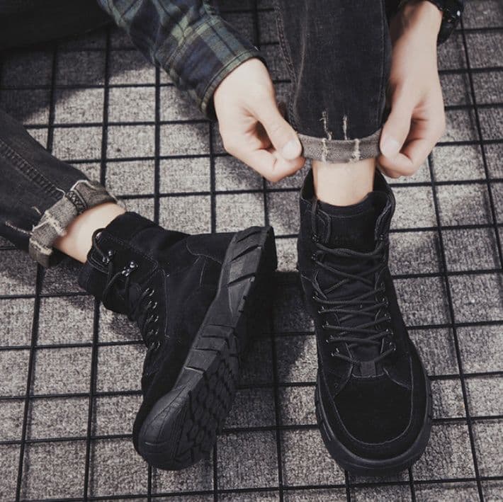 ハイカットスニーカー アウトドア 耐久性 グリップ力 厚底ソール 軽量設計 カジュアルコーデ かっこいい 目立つ 登山 トレッキング