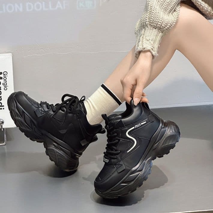 ハイカットスニーカー 厚底 身長アップ効果 安定感 履きやすい 脚長効果 スタイルアップ かわいい 伸長効果 シンプル ボリューム