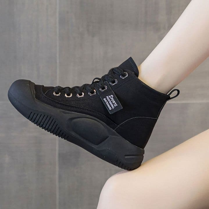 ハイカットスニーカー 高級感 スエード ボリュームソール クッション性 衝撃吸収 安定感 カジュアル おしゃれ スタイリッシュ きれい