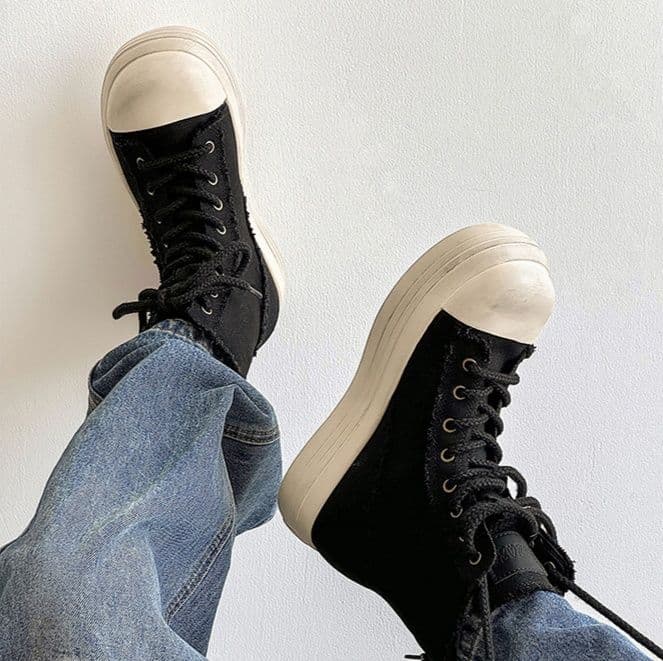 ハイカットスニーカー 伸長効果 カジュアル シンプル スタイリッシュ きれいめ オールシーズン デイリーユース スエード素材 軽快