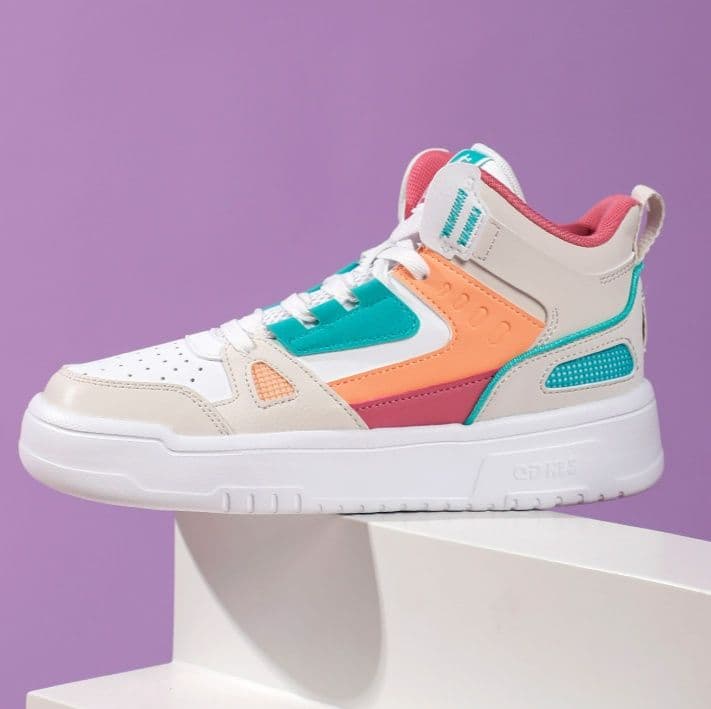 ハイカットスニーカー 通気性 メッシュ素材 日常使い 歩きやすい 疲れにくい 厚底ソール クッション性 部活 スポーツ ランニング