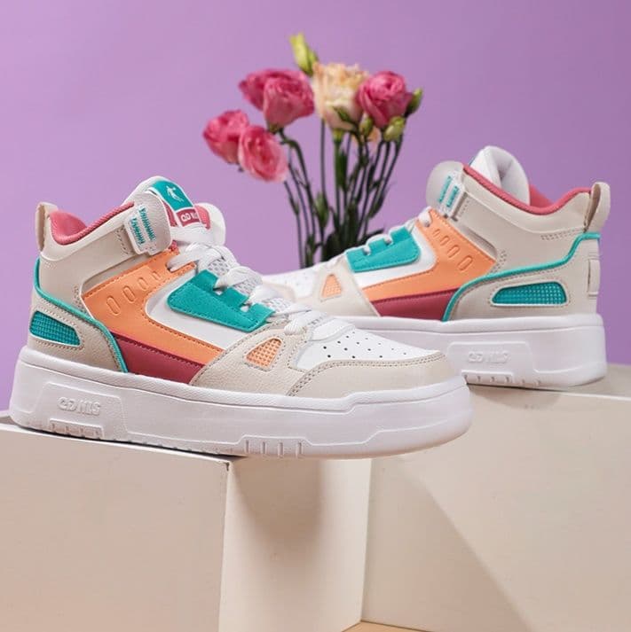 ハイカットスニーカー 通気性 メッシュ素材 日常使い 歩きやすい 疲れにくい 厚底ソール クッション性 部活 スポーツ ランニング